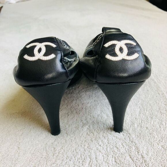 Vintage Chanel Black Cap Toe Leather Elastic Heeled Pumps - Picture 2 of 14